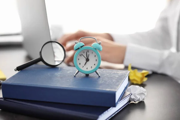 Wecker Auf Bücherstapel — Stockfoto