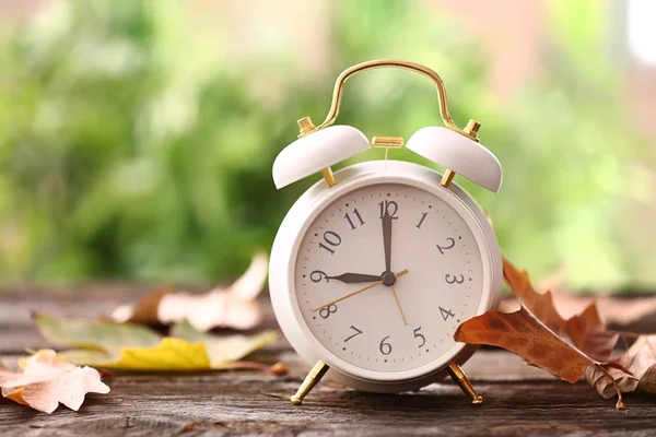 Reloj Despertador Con Hojas Otoño Sobre Mesa Madera Aire Libre — Foto de Stock