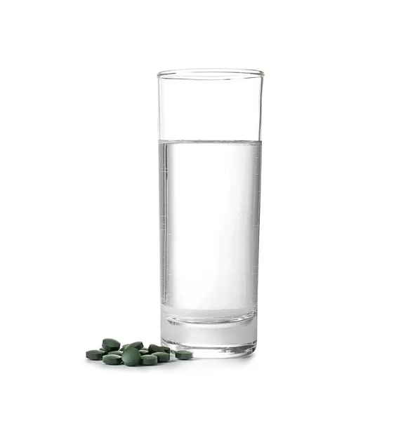 Glas Vatten Med Spirulina Tabletter Vit Bakgrund — Stockfoto