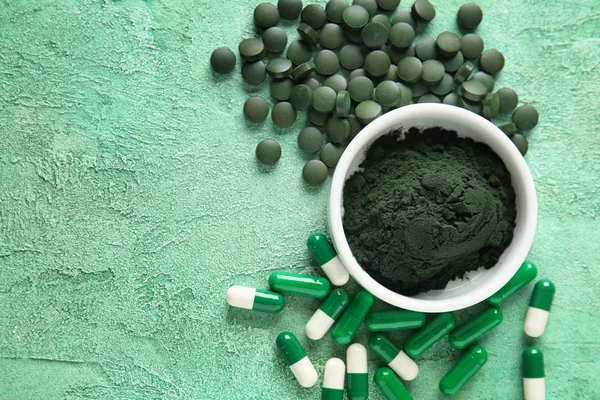 Bowl Spirulina Powder Pills Color Background — Stock Photo, Image