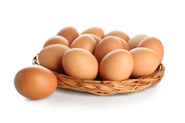 Rieten Dienblad Met Rauwe Bruine Kip Eieren Witte Achtergrond — Stockfoto