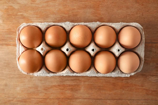 Kartonnen Doos Met Rauwe Kip Eieren Houten Tafel — Stockfoto