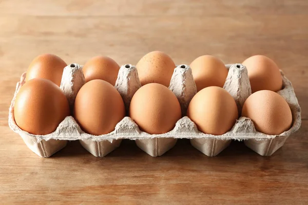 Kartonnen Doos Met Rauwe Kip Eieren Houten Tafel — Stockfoto