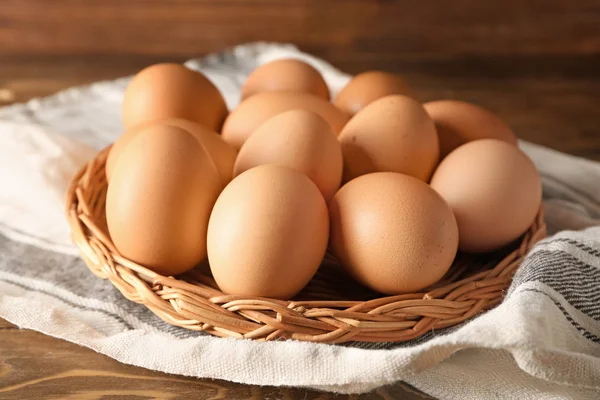 Rieten Dienblad Met Rauwe Kippeneieren Houten Tafel — Stockfoto