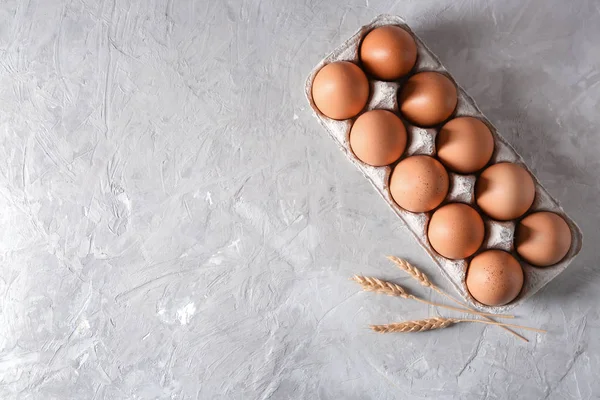 Envase Cartón Con Huevos Crudos Pollo Sobre Mesa Gris — Foto de Stock