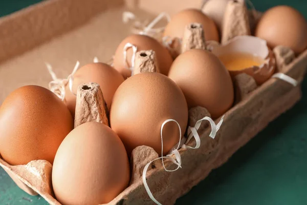Kartonnen Doos Met Rauwe Kip Eieren Kleurentabel — Stockfoto