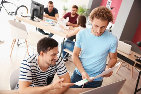 Spécialistes Informatiques Travaillant Dans Bureau — Photo