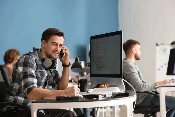 Spécialiste Informatique Travaillant Dans Bureau — Photo