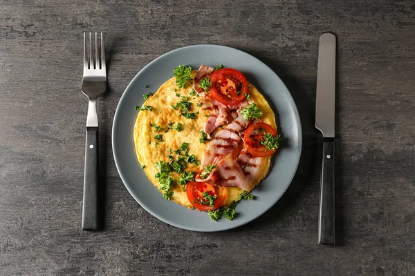 Assiette Avec Omelette Savoureuse Bacon Sur Table Grise — Photo