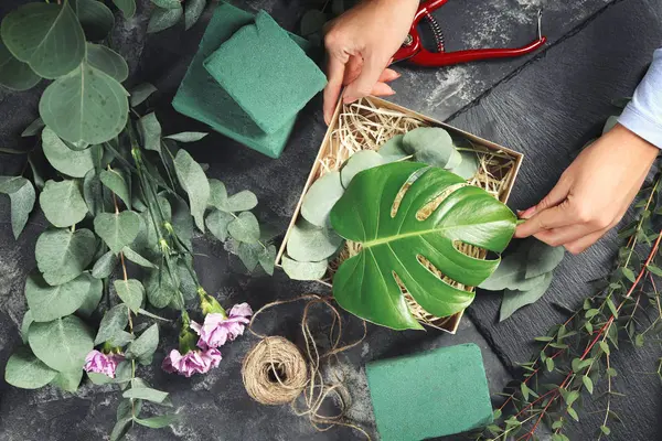 Hediye Kutusu Gri Masada Yeşil Dallar Ile Hazırlama Çiçekçi — Stok fotoğraf