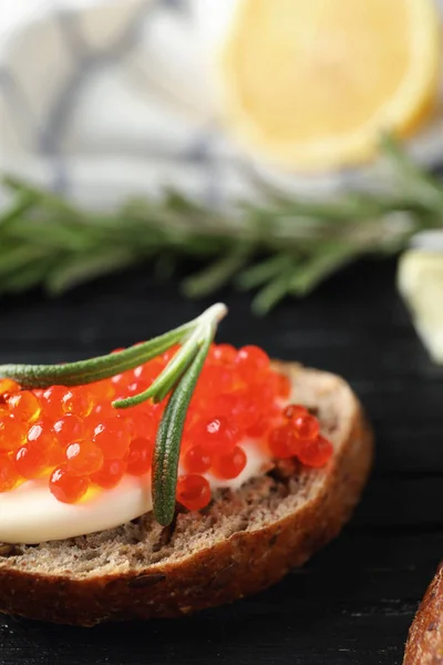 Délicieux Sandwich Caviar Rouge Sur Planche Bois Gros Plan — Photo
