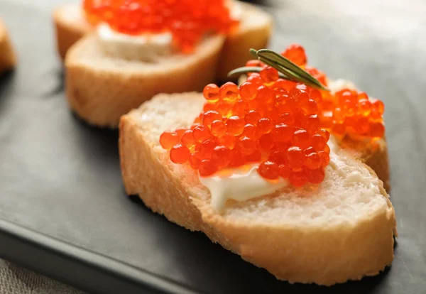Délicieux Sandwichs Caviar Rouge Sur Assiette Gros Plan — Photo