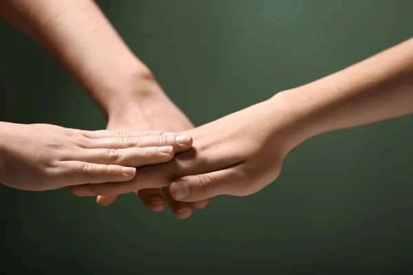 Mensen Handen Samenstellen Kleur Achtergrond — Stockfoto