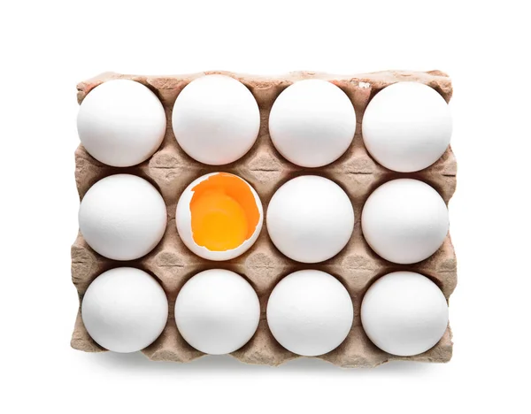 Confezione Cartone Con Uova Pollo Incrinate Intere Sfondo Bianco Vista — Foto Stock