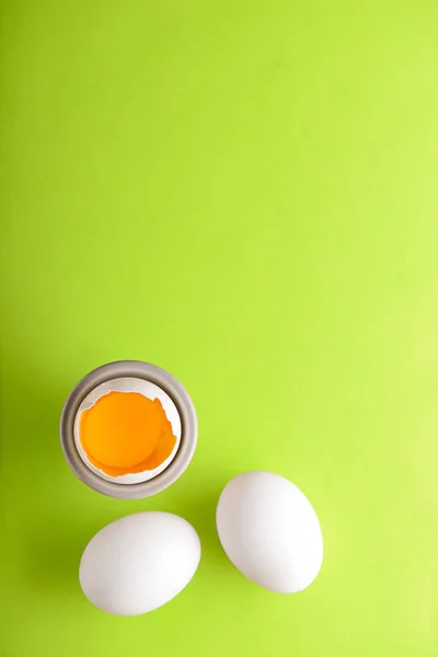 Holder Cracked Whole Chicken Eggs Color Background — Stock Photo, Image