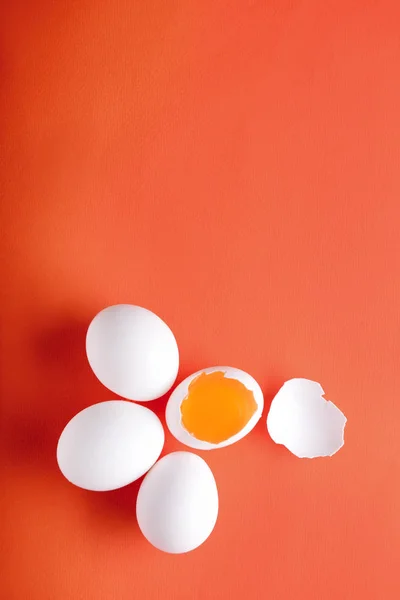 Gebarsten Hele Kip Eieren Kleur Achtergrond — Stockfoto