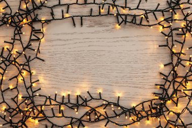 Ahşap masa parlak Noel ışıkları