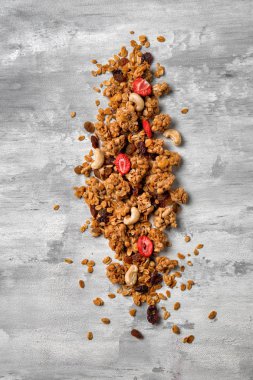 Granola Kuruyemiş ve gri arka plan üzerinde fındık ile