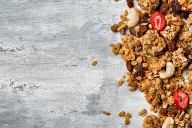 Granola Kuruyemiş ve gri arka plan üzerinde fındık ile