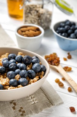 Granola kase beyaz masa üzerinde yaban mersini ile