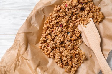 Granola parşömen üzerine spatula ile