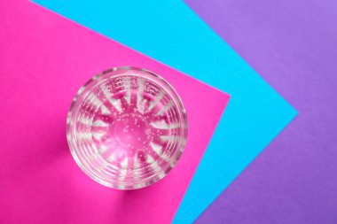 Renk tablosu üzerinde taze su