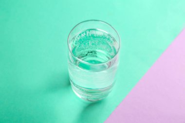 Renk tablosu üzerinde taze su