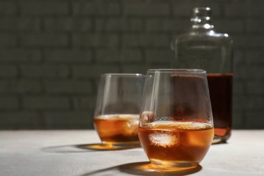 Gözlük ve şişe viski gri masada