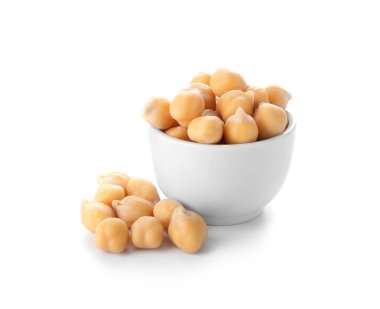 Beyaz arka plan üzerinde Nohut ile kase