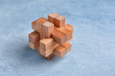 Renk arka plan üzerinde ahşap puzzle