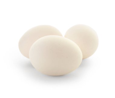 Beyaz arka planda çiğ tavuk yumurtası.