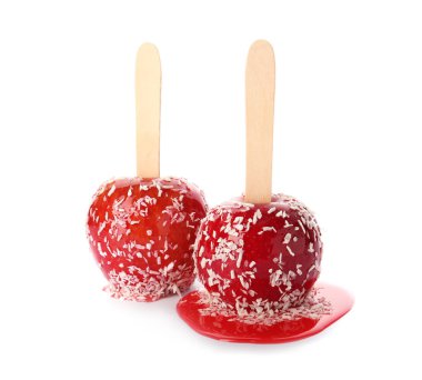 Beyaz zemin üzerine lezzetli karamelli elma sopalarla