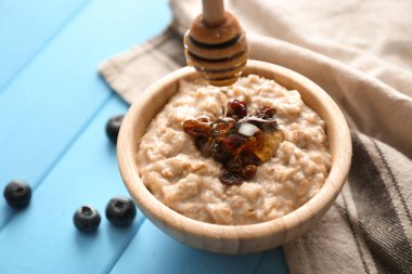 Tatlı bal ayı üzümlü kase lezzetli yulaf ezmesi üzerine gelen damlayan
