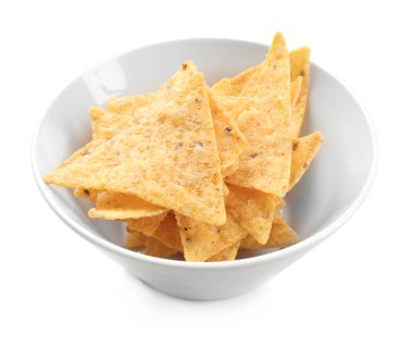 Beyaz arka plan üzerinde mısır cipsi ile kase