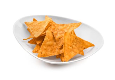 Beyaz arka plan üzerinde mısır cipsi ile plaka