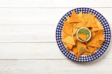 Plaka üzerinde soslu lezzetli mısır cipsi