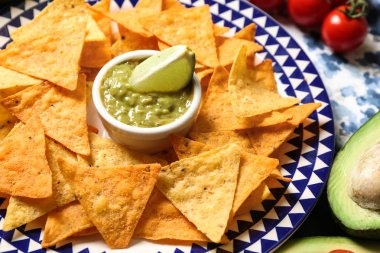 Plaka üzerinde soslu lezzetli mısır cipsi