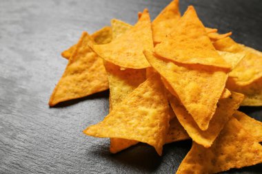 Mısır cipsi koyu arka plan üzerinde