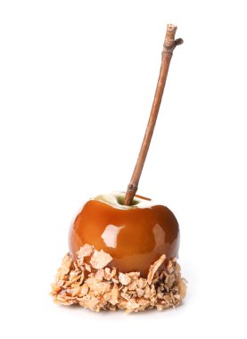 Beyaz arka plan üzerinde ağaç dalı ile lezzetli karamelli elma