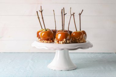 Lezzetli karamelli elma ağacı dalları stand ile