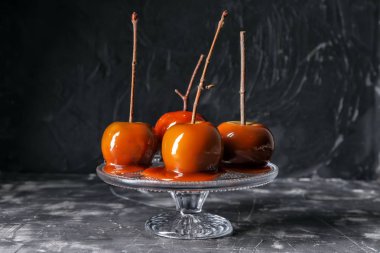 Lezzetli karamelli elma camına ağaç dalları ile stand