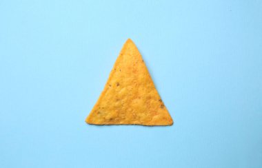 Lezzetli mısır çip renkli arka plan üzerinde