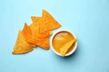 Renk arka plan üzerinde soslu lezzetli mısır cipsi