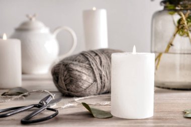 Ahşap masa için makaslar ile yanan mum