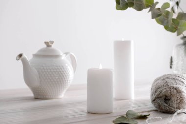 Ahşap masada mum yakmak.