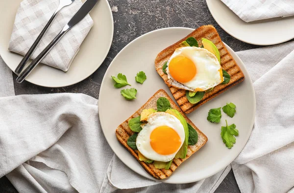 Поджаренный Хлеб Вкусными Жареными Яйцами Тарелке — стоковое фото