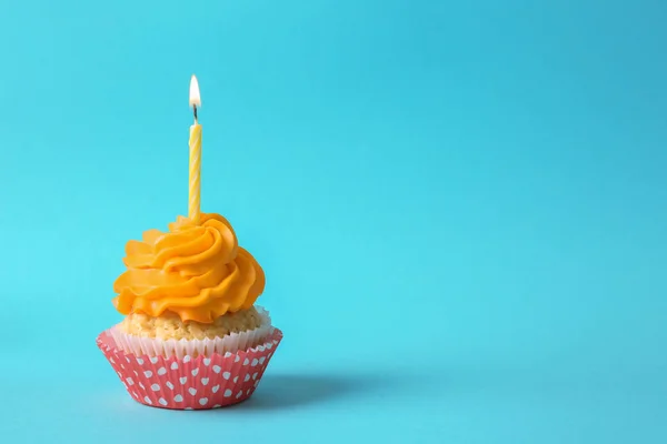 Tasty Cupcake Burning Candle Color Background — Stock Photo, Image
