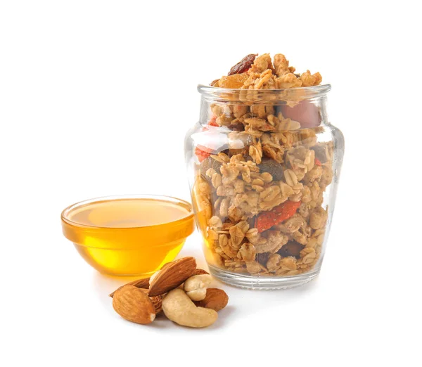 在罐子与干果和甜蜂蜜在白色背景的燕麦 — 图库照片