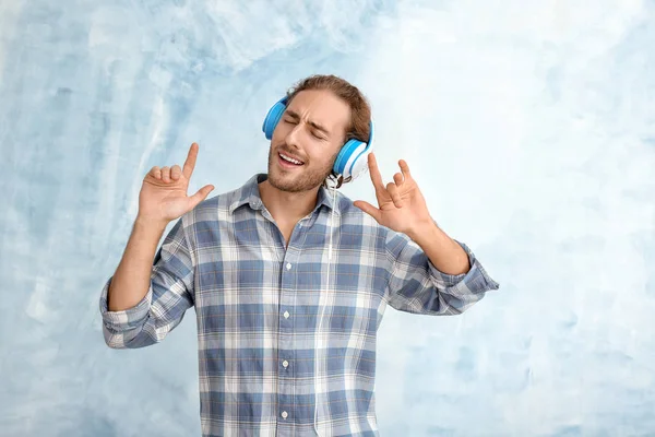 Young Man Listening Music Color Background — Stock Photo, Image