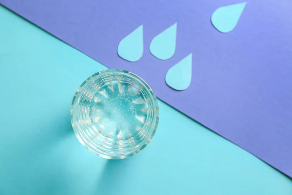 Glas Vers Water Met Papier Druppels Kleurentabel — Stockfoto